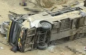 Tragedia en Perú: Un autobús cayó sobre un precipicio y dejó al menos 25 muertos