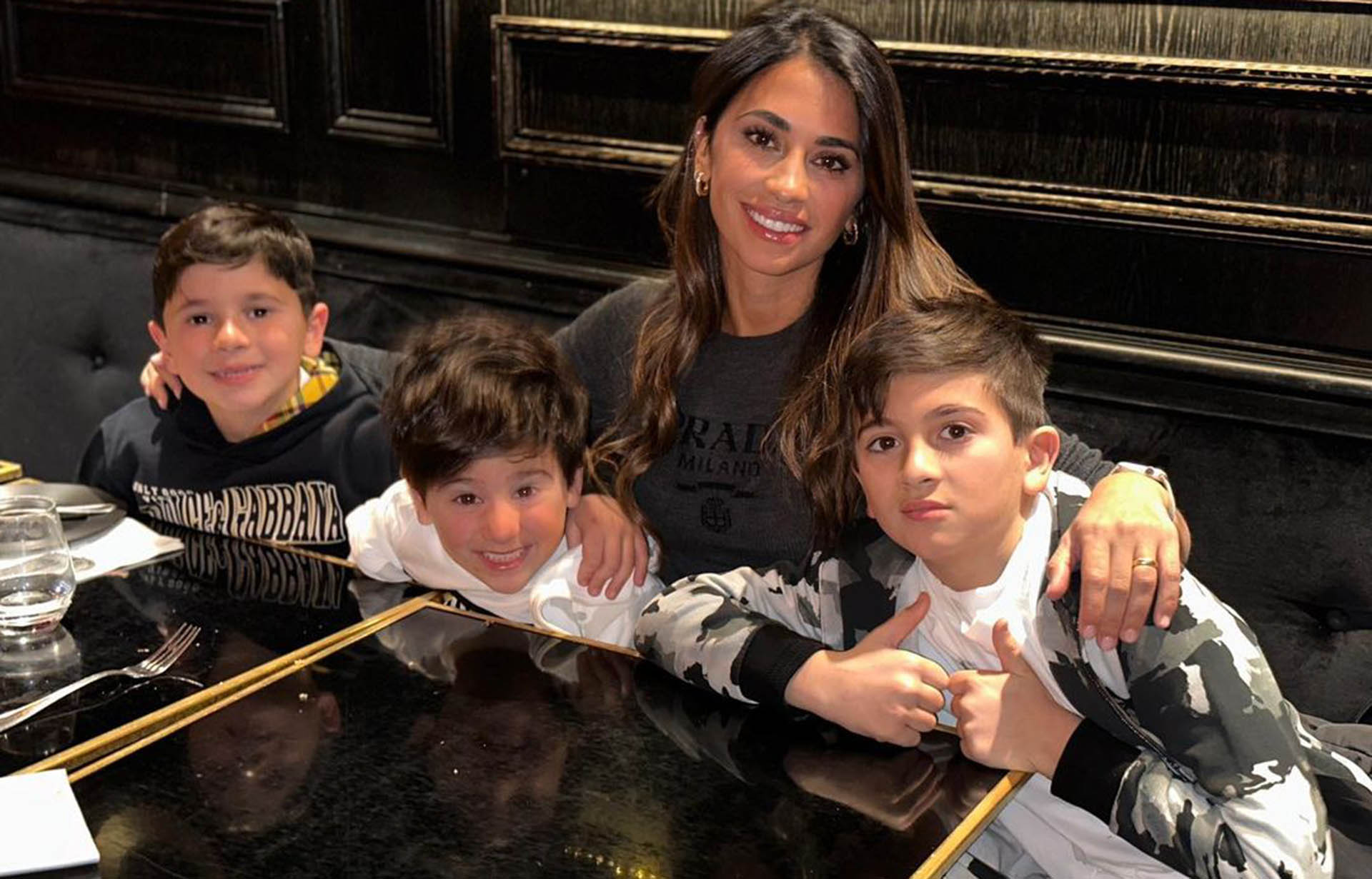 Antonela Roccuzzo compartió un almuerzo en París y el postre generó un divertido debate entre sus hijos