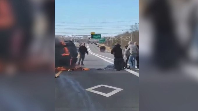 Milagro en Nueva York: Rescatan a una mujer que quedó atrapada en un auto en llamas (VIDEO)