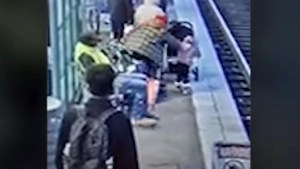 Conmoción en Oregón: VIDEO capta el momento en que mujer arroja a una niña a las vías del tren