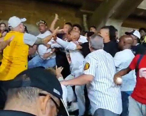 Investigarán trifulca entre fanáticos y familiares de Ronald Acuña Jr. en el Estadio Universitario