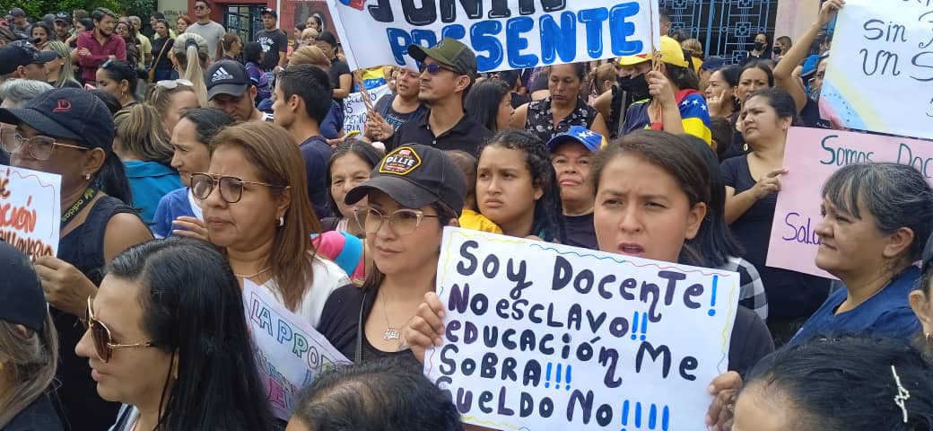 Maduro se burla de los docentes venezolanos y les lanza unas migajas al sistema Patria