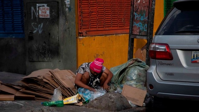 Economic crisis intensifies in Venezuela: older adults and children return to garbage dumps to eat