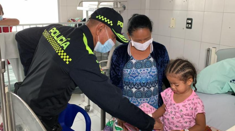 Video: patrulleros revivieron a una niña tras sufrir paro cardíaco en Bucaramanga