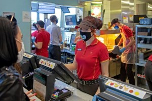 Empleados de McDonald’s en EEUU cobran hasta 50 dólares la hora y esta es la insólita razón