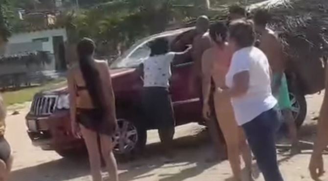 Trifulca en playa Panty: Casi linchan a un conductor por arrollar a una mujer (VIDEO)