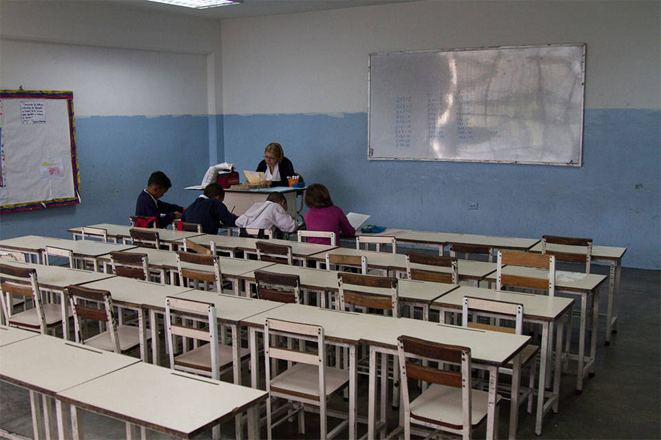 Docentes venezolanos sufren el Día del Maestro: “La educación en el país funciona de milagro”