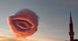 ¿Qué ves? La inusual formación de nubes que iluminó el cielo en Turquía (VIDEO)