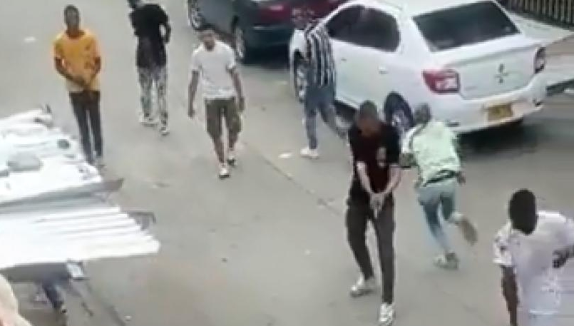 VIDEO: Venezolano lucha entre la vida y la muerte al ser golpeado, apuñalado y baleado por ocho sujetos en Colombia