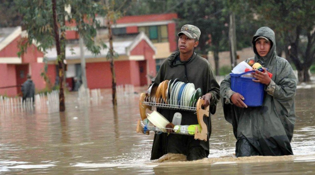 Las inundaciones y los casos de dengue afectan las clases en Bolivia