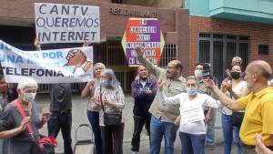 Vecinos de La Candelaria y San José trancan calle en protesta por tener más de seis meses sin Cantv