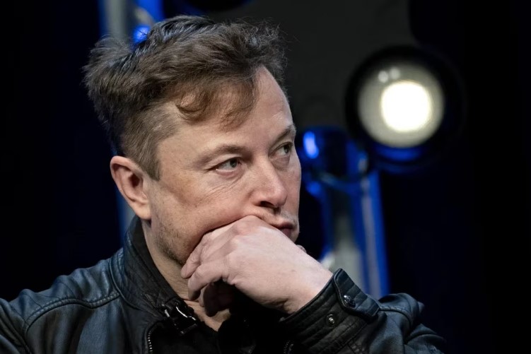 Elon Musk ordenó cambiar el algoritmo de Twitter para mejorar la exposición de sus propios tuits