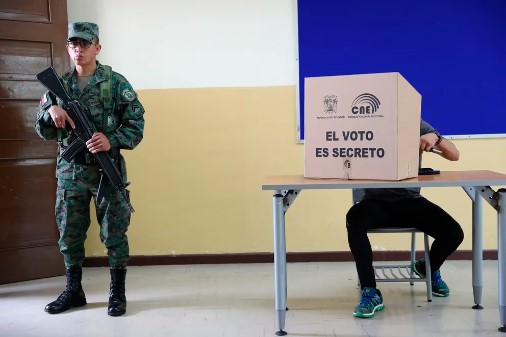 Guillermo Lasso se juega su agenda política en el referéndum de Ecuador