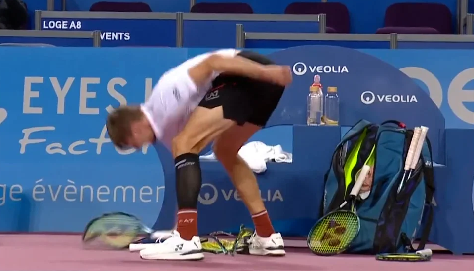 Tenista de élite perdió la cabeza, rompió tres raquetas en 25 segundos y acabó mal (Video)