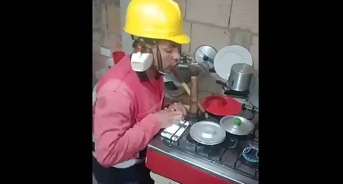 VIDEO: Obrero se equivocó de profesión, hace de DJ y se volvió tendencia en redes