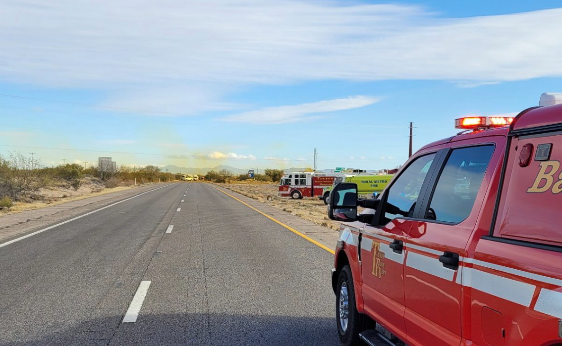 Alerta en Arizona: camión derramó sustancias peligrosas en la vía tras una colisión (VIDEO)
