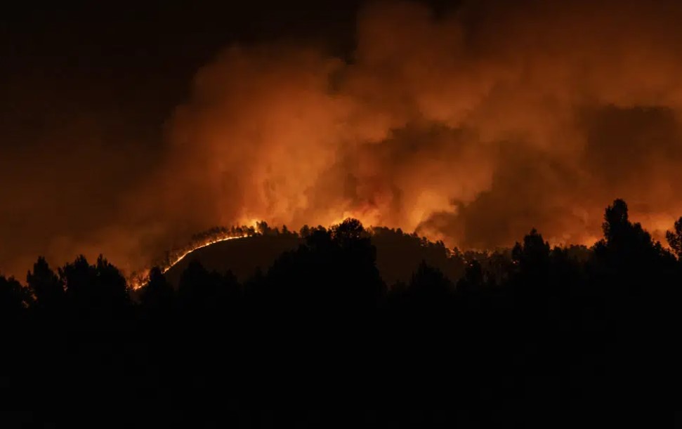Gran incendio en el este de España arde sin control dos días después de declararse