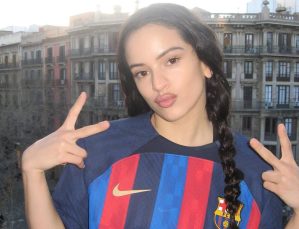 La reacción de Rosalía al saber que “Motomami” aparecerá en la camiseta del Barcelona (FOTOS)