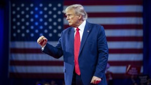 Trump lidera entre candidatos republicanos para las presidenciales de 2024, según sondeo