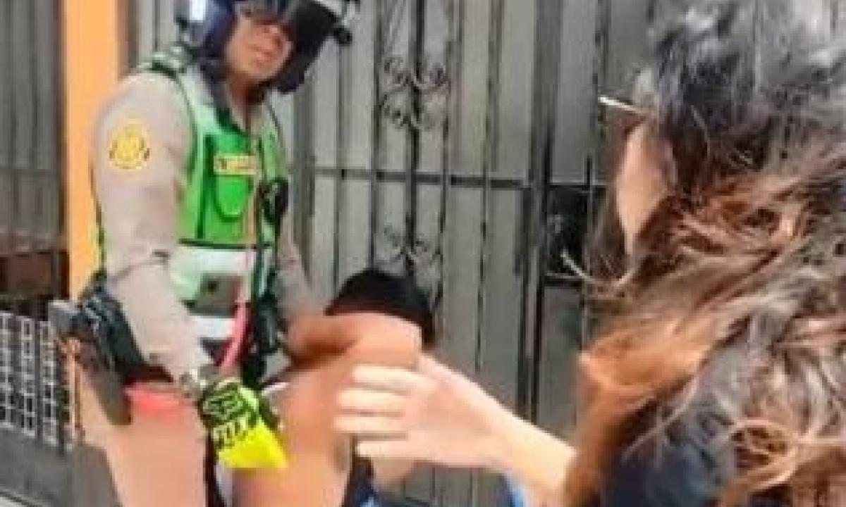 Luego de ser capturado por robar un celular, ladrón pidió perdón de rodillas (VIDEO)