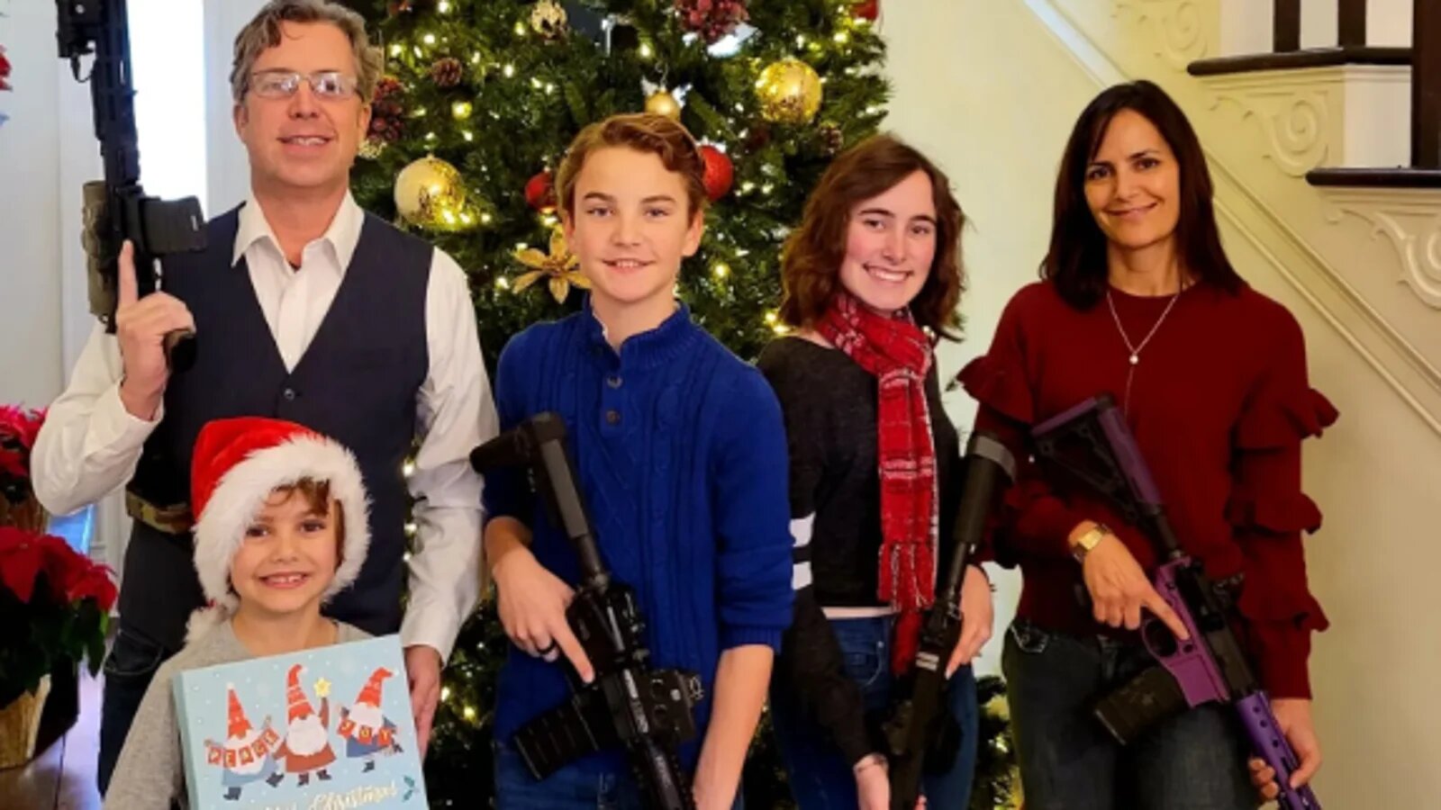 Matanza en Nashville: La reacción del congresista que posó con rifles en FOTO familiar navideña