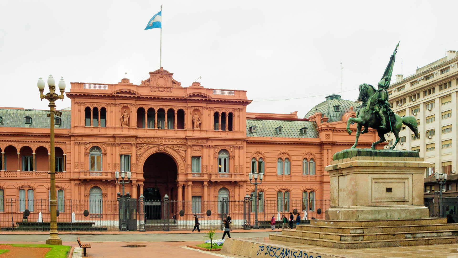 Murió una bebita de tres meses que dormía en la calle con sus padres a metros de la Casa de Gobierno de Argentina