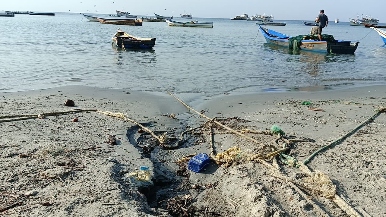 Un mar de aguas negras cae desde hace más de dos años en playa Bella Vista de Margarita (VIDEO)