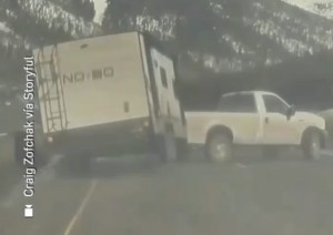 El impactante accidente de un camión en autopista de Colorado, captado desde la cámara de un Tesla (VIDEO)