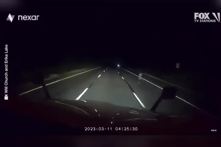 Camionero graba una espeluznante figura fantasmal en la carretera de Arizona (VIDEO)