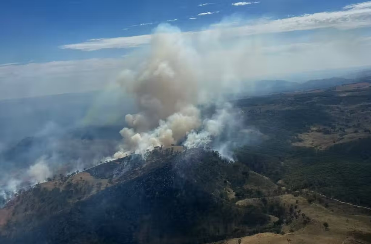 Alerta en Australia: más de treinta de incendios forestales por una una ola de calor (Video)