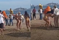 VIRAL: Anciano bailó junto a un grupo de chicas en una playa y escandalizó a todos (VIDEO)
