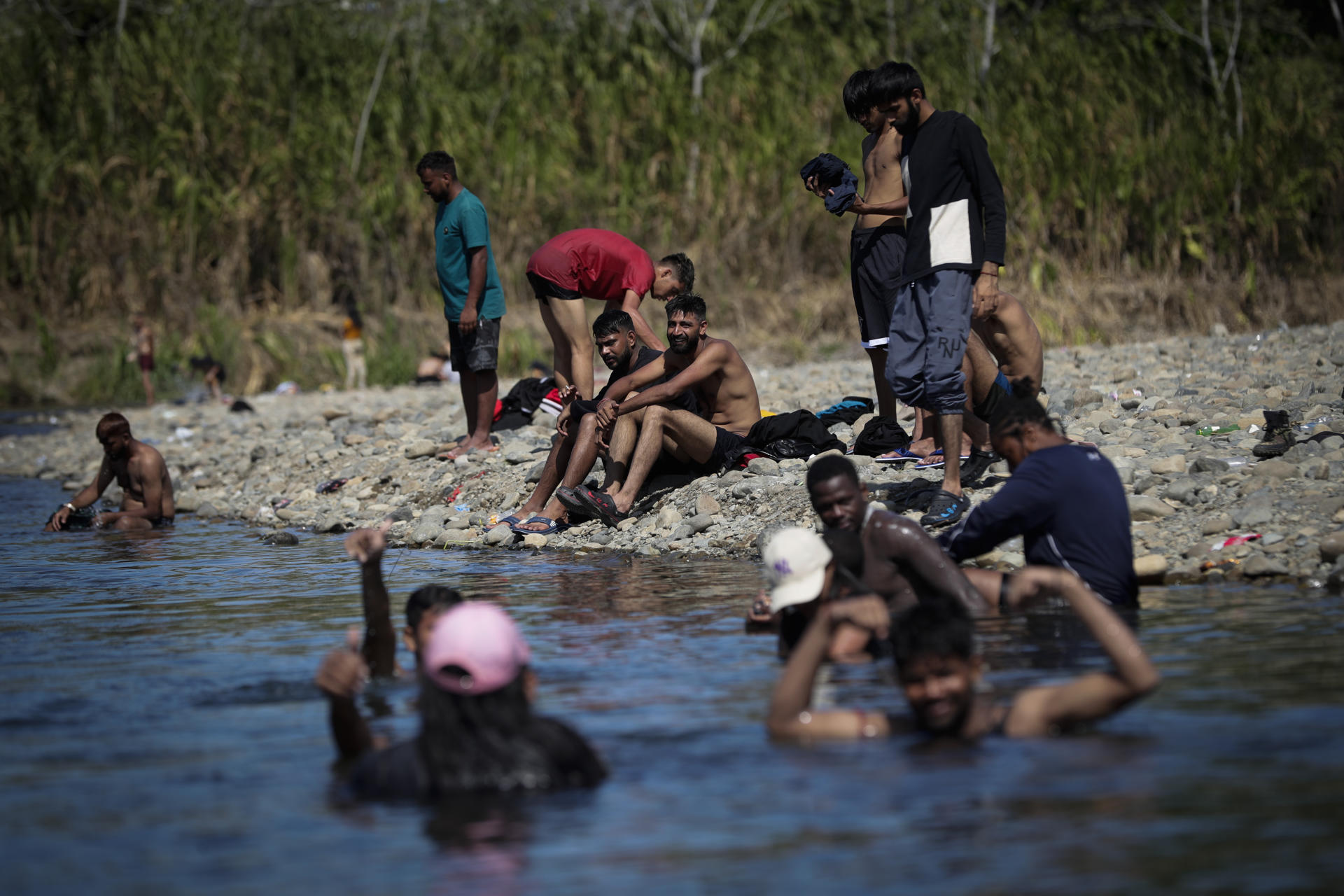 Muere de forma inesperada migrante venezolana tras consumir agua de un río en la selva del Darién