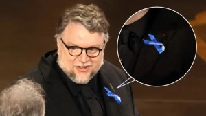 ¿Por qué Guillermo del Toro usó un moño azul durante los Óscar 2023?