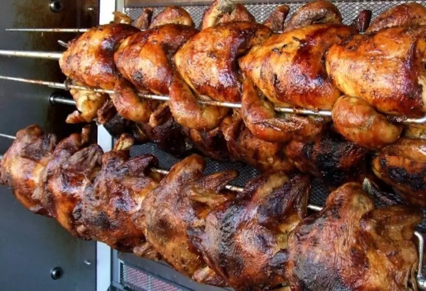 Se comió un pollo asado sin pagarlo, la atraparon y la condenaron… ¡a 14 años de cárcel!