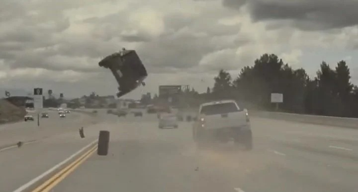 Un Tesla captó en tiempo real un aterrador accidente en una autopista de EEUU (VIDEO)