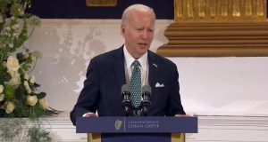 “Vamos a lamer el mundo”: La última joya de Biden que desató risas en una ceremonia en el Castillo de Dublín (VIDEOS)