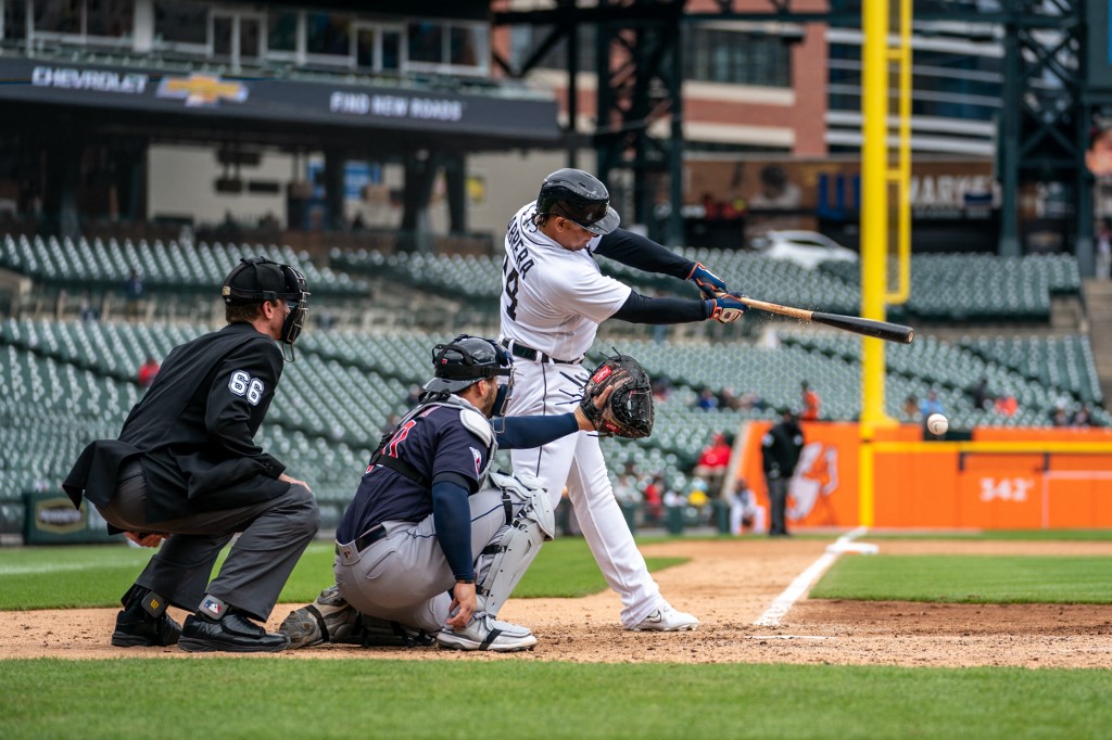 En su temporada despedida, Miguel Cabrera sigue escribiendo su nombre en la historia de la MLB