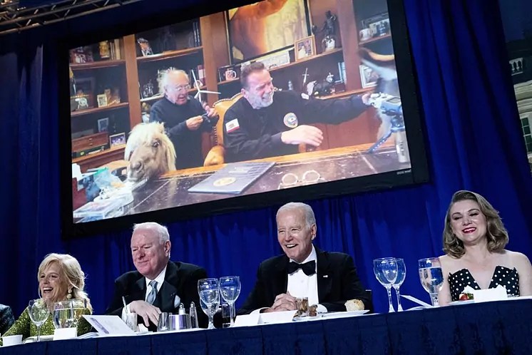 Biden se ríe con chistes sobre su edad en la cena de corresponsales de la Casa Blanca