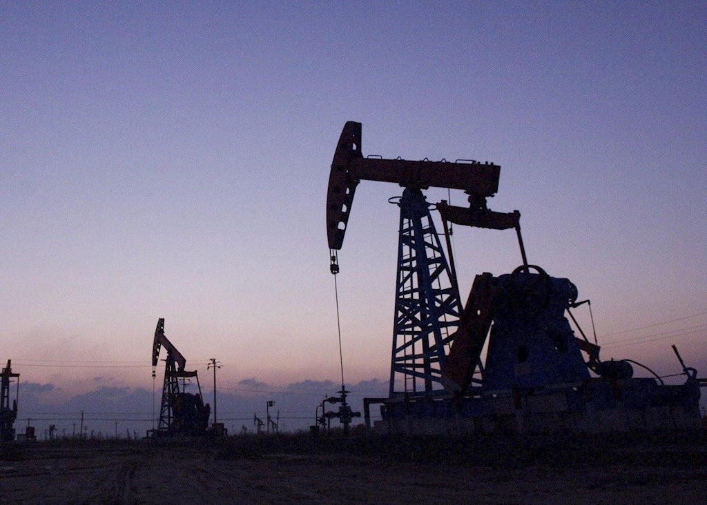 Países árabes de la Opep anuncian recorte “voluntario” de producción de petróleo