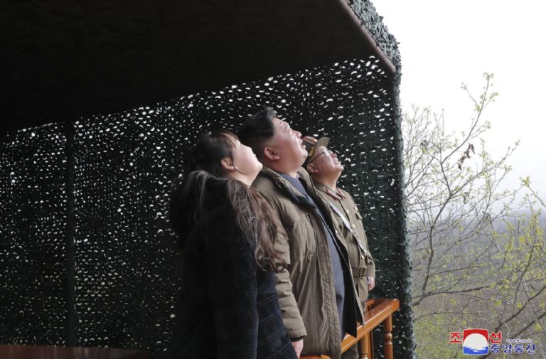 Kim Jong-un hace del lanzamiento de un misil una salida familiar y las fotos se hicieron virales