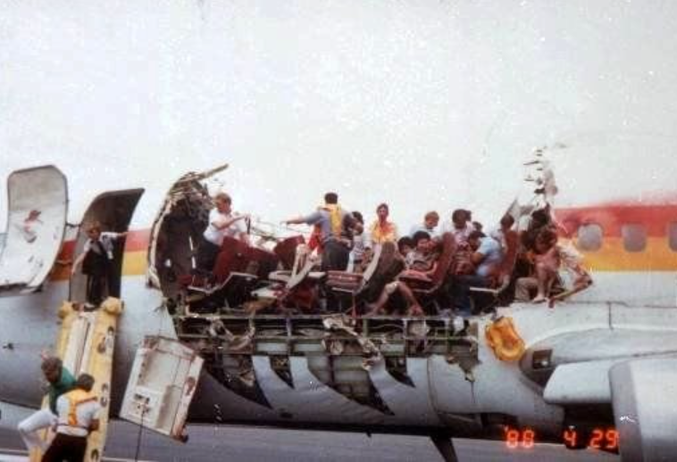 El desastre de Aloha Airlines: el techo del avión explotó exponiendo a 90 pasajeros a siete mil metros de altura