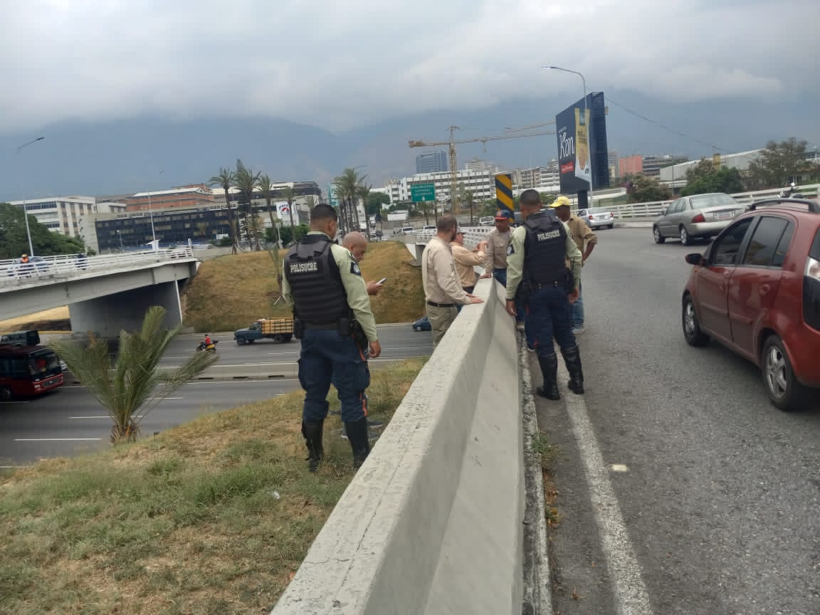 EN FOTOS: Realizan inspección del distribuidor Los Ruices en medio de un posible colapso #21Abr