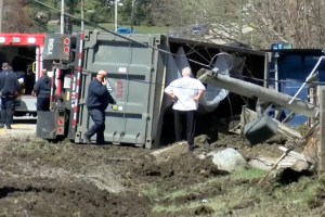 Camión que transportaba tierra tóxica del lugar donde descarriló tren en Ohio, volcó y perdió la carga