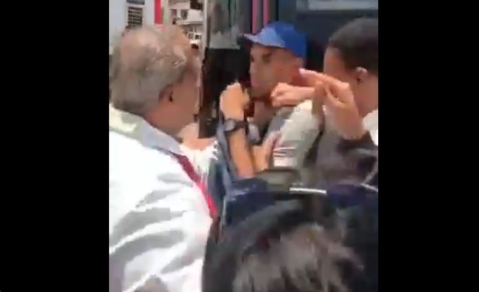 Pasajeros casi linchan a sujeto que intentó robar dentro de autobús en La Guaira (Video)
