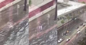 Insólito VIDEO: Peatón fue captado mientras nadaba en una calle inundada de Florida