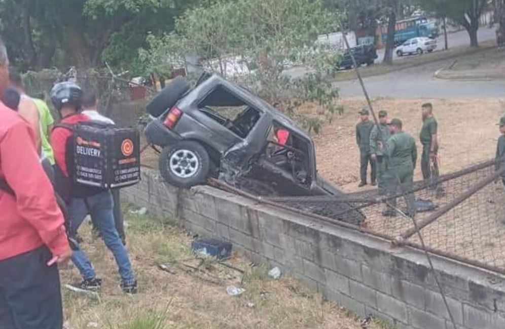 Camioneta cayó dentro de la escuela superior de la GNB tras colisión en Caricuao (Video)