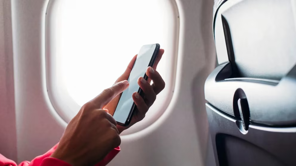 Por qué hay que activar el modo avión en el teléfono durante el vuelo, un experto lo explica