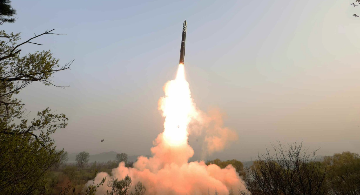 Corea del Norte lanzó dos misiles balísticos como parte de un “ensayo de ataque táctico nuclear”