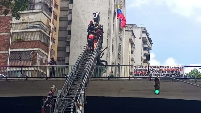 Conmoción en Caracas: Mujer intentó lanzarse al vacío desde Puente Llaguno