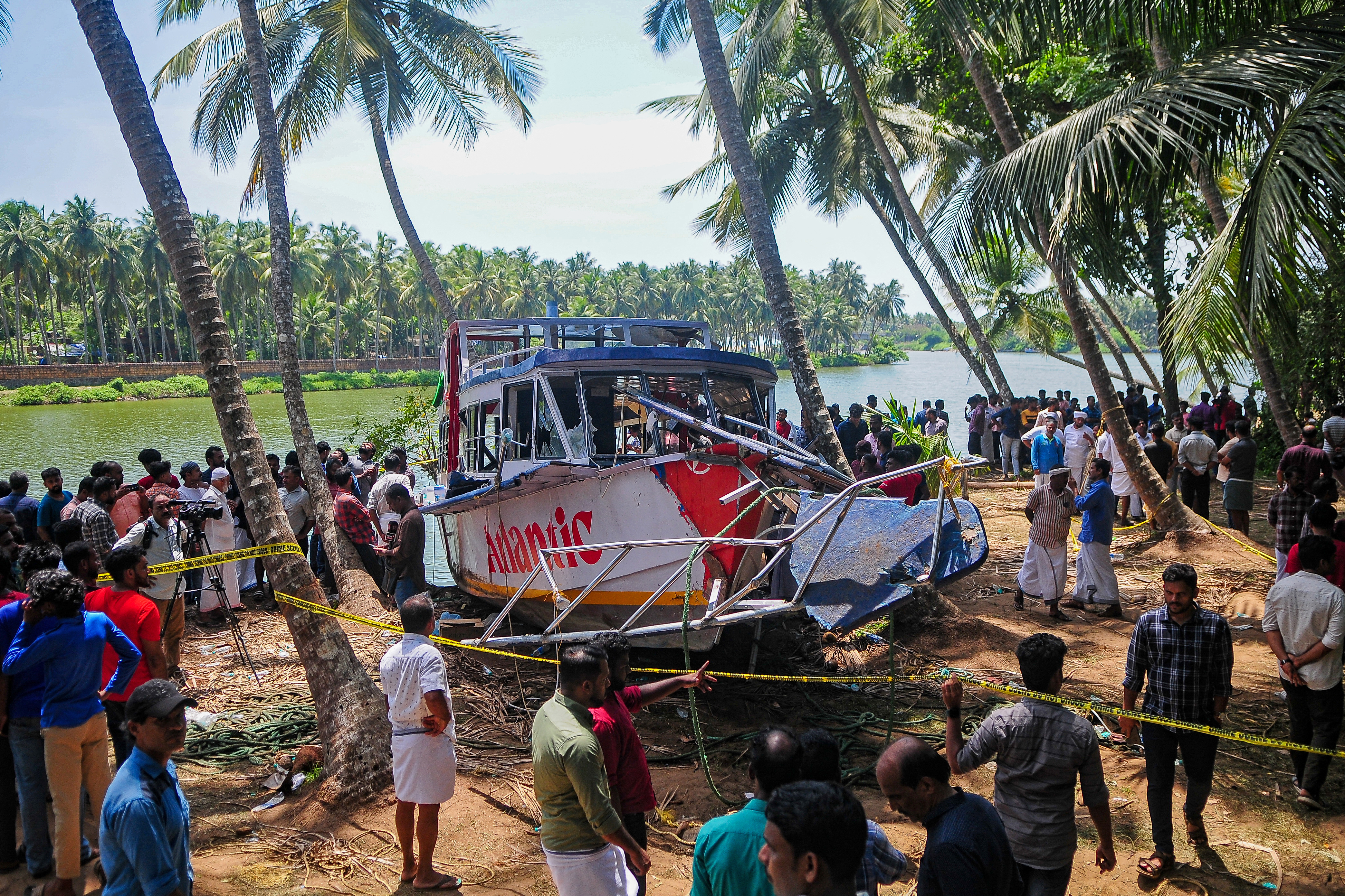 Al menos 22 muertos al volcarse una embarcación en India (FOTOS)